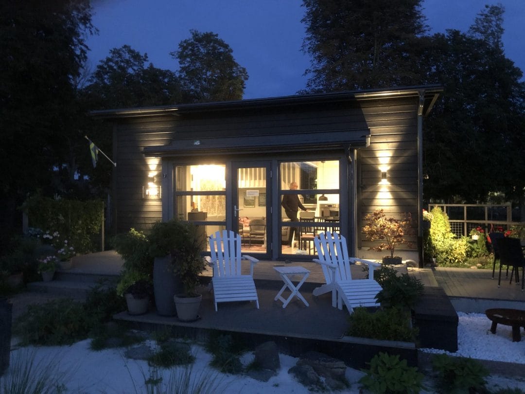 MAX Attefall från framsida i kvällsljus